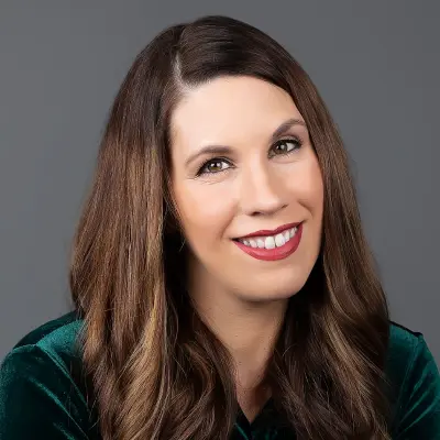 Leah Logan Headshot